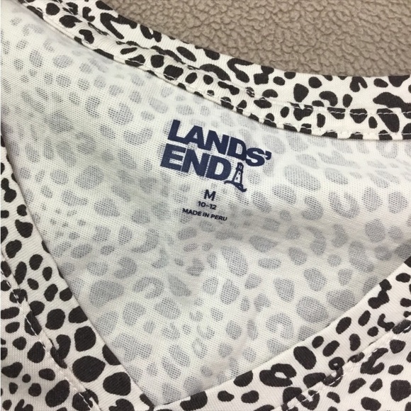 LANDS End Medium short sleeve v neck tee
Thicker weight 
Animal print - Picture 3 of 15